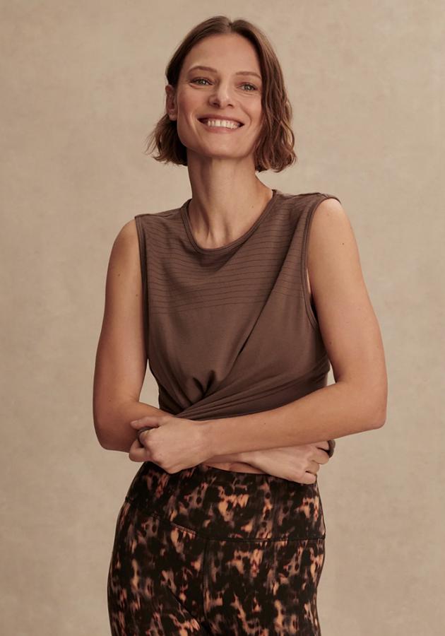 VARLEY_Nolan_Seamless_Longline_Tee_Coffee_Quartz_1